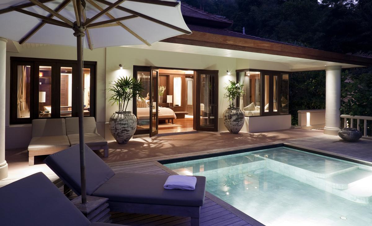 Piscina con zona relax: quando il comfort è assicurato