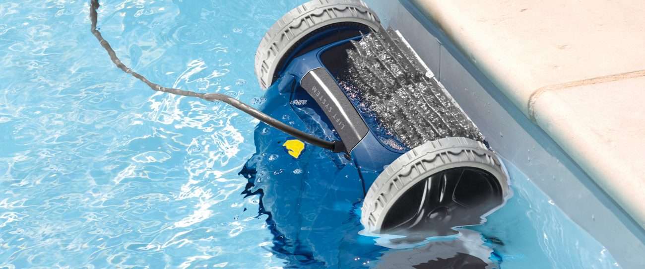 Piscina pulita con i nostri robot pulitori