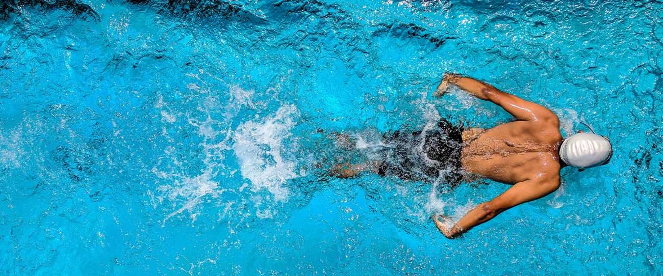 5 modi per bruciare calorie in piscina