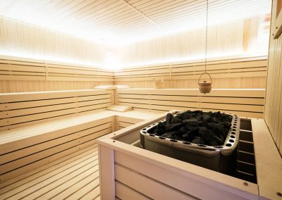 saune finlandesi - Tradizionale sauna finlandese con stufa elettrica
